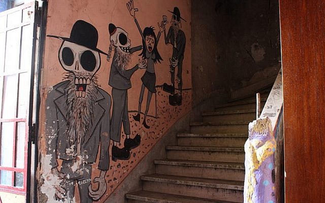 Des caricatures antisémites de Juifs morts agressant une femme dessinés aux murs de  la synagogue du quartier de La Boca de Buenos Aires, qui vient d'être rendue à la communauté juive (Crédit : Daniel Silicaro)
