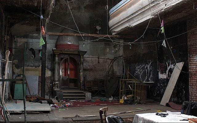 L'intérieur de la synagogue du quartier de La Boca de Buenos Aires, qui vient d'être rendue à la communauté juive (Crédit : Daniel Silicaro)