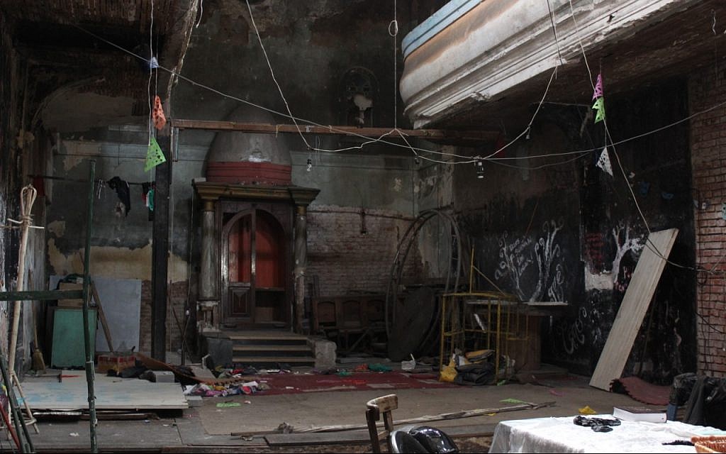 L'intérieur de la synagogue du quartier de La Boca de Buenos Aires, qui vient d'être rendue à la communauté juive (Crédit : Daniel Silicaro)