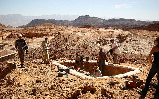 Fouilles d'anciennes mines de cuivre dans le cadre du projet de l'Université de Tel Aviv sur la vallée centrale de la Timna. (Crédit : E. Ben-Yosef et le projet de la vallée centrale de Timna)