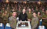 Les membres d'une brigade commando de l'armée israélienne offrent un gâteau au président Reuven Rivlin pour son 80e anniversaire, le 9 septembre 2019. (Crédit ;:Mark Neiman/GPO)