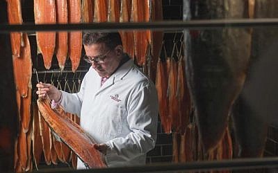 Lance Forman examine un filet de saumon au siège de Forman and Sons. (Autorisation)