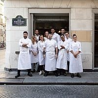 L’équipe du restaurant Shabour, réunie autour du chef Assaf Granit. (Crédit : The Social Food)