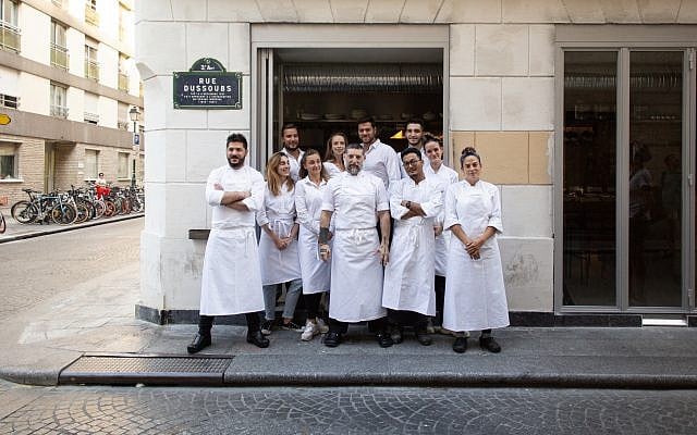 L’équipe du restaurant Shabour, réunie autour du chef Assaf Granit. (Crédit : The Social Food) L’équipe du restaurant Shabour, réunie autour du chef Assaf Granit. (Crédit : The Social Food)
