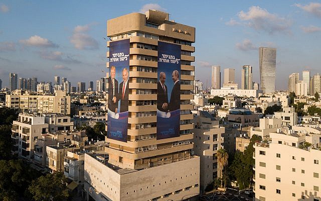 Affiches de campagne électorale sur le bâtiment du siège du Likud à Tel Aviv montrant le Premier ministre Benjamin Netanyahu serrant la main du Président russe Vladimir Poutine et du Président américain Donald Trump, le 28 juillet 2019. (Adam Shouldman/Flash90)
