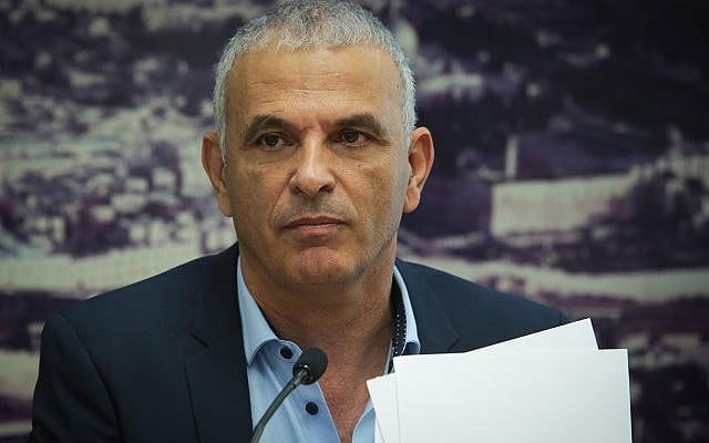 Le ministre des Finances Moshe Kahlon durant une conférence de presse au ministère des Finances à Jérusalem, le 23 septembre 2019. (Crédit : Flash90) Le ministre des Finances Moshe Kahlon durant une conférence de presse au ministère des Finances à Jérusalem, le 23 septembre 2019. (Crédit : Flash90)