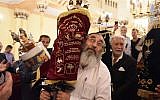 Les Juifs de France fêtent l'inauguration d'un nouveau rouleau de Torah à la Grande synagogue de Nice, le 11 juillet 2019 (Autorisation :  Consistoire Nice/Henri Belhassen via JTA)
