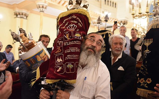 Les Juifs de France fêtent l'inauguration d'un nouveau rouleau de Torah à la Grande synagogue de Nice, le 11 juillet 2019 (Autorisation :  Consistoire Nice/Henri Belhassen via JTA)