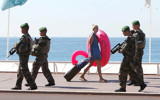 Des soldats patrouillent sur la promenade des Anglais à Nice, le 20 juillet 2016. (Crédit : SAP Photo/Claude Paris) Des soldats patrouillent sur la promenade des Anglais à Nice, le 20 juillet 2016. (Crédit : SAP Photo/Claude Paris)