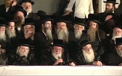 Capture d'écran d'une vidéo du rabbin Yisroel Hager, chef de la branche hassidique Vizhnitz au centre, au premier rang, pendant un meeting électoral de Yahadout HaTorah, à Jérusalem, le 15 septembre 2019. (Crédit ::YouTube)