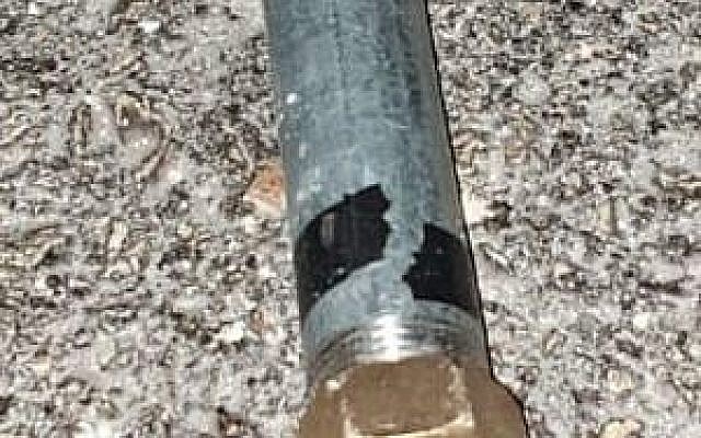 Une bombe artisanale trouvée et neutralisée par les forces de sécurité israéliennes le long d'une route située à proximité de Naplouse, en Cisjordanie, le 24 septembre 2019 (Crédit : Armée israélienne) Une bombe artisanale trouvée et neutralisée par les forces de sécurité israéliennes le long d'une route située à proximité de Naplouse, en Cisjordanie, le 24 septembre 2019 (Crédit : Armée israélienne)