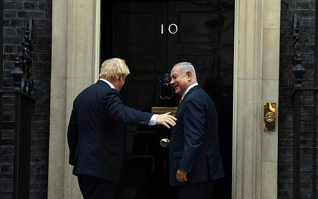Le Premier ministre britannique Boris Johnson accueille le Premier ministre Benjamin Netanyahu au 10 Downing Street, le 5 septembre 2019 (Crédit : Haim Tzach/GPO) Le Premier ministre britannique Boris Johnson accueille le Premier ministre Benjamin Netanyahu au 10 Downing Street, le 5 septembre 2019 (Crédit : Haim Tzach/GPO)