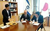 Signature de l’accord de défense entre Israël et le Japon, à Tokyo, le 10 septembre, entre responsables israéliens et japonais. (Crédit : Ministère israélien de la Défense)