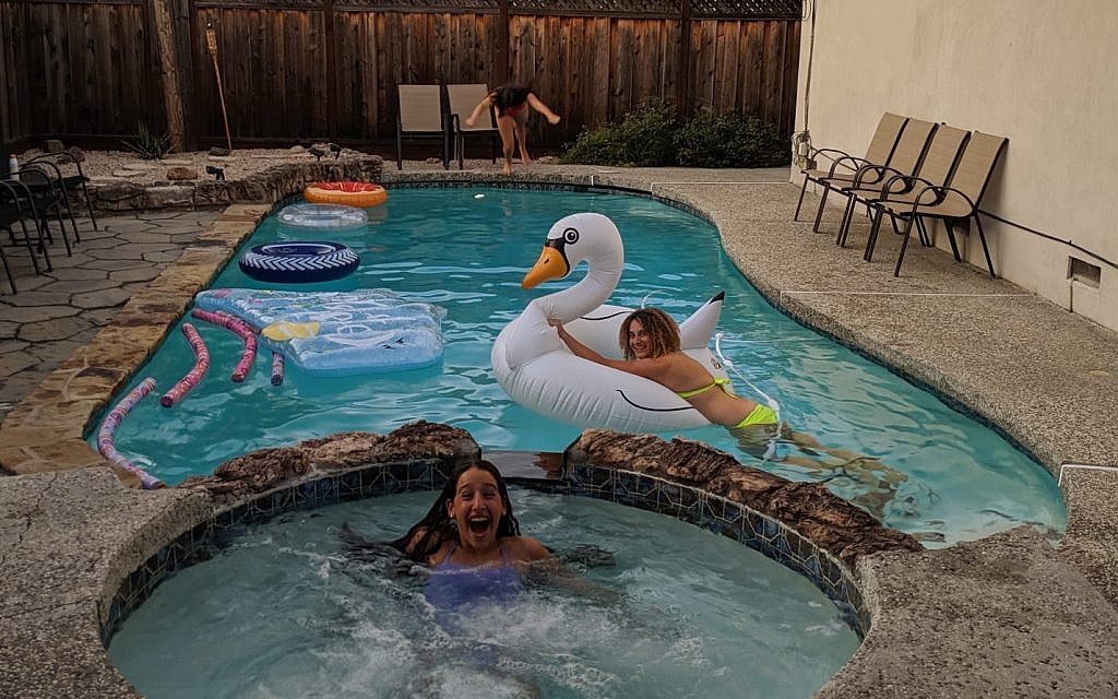 Baignade dans une piscine privée à San Jose, Californie, louée sur l'application Swimply, le 10 septembre 2019. (Robert Ungar/Times of Israel)
