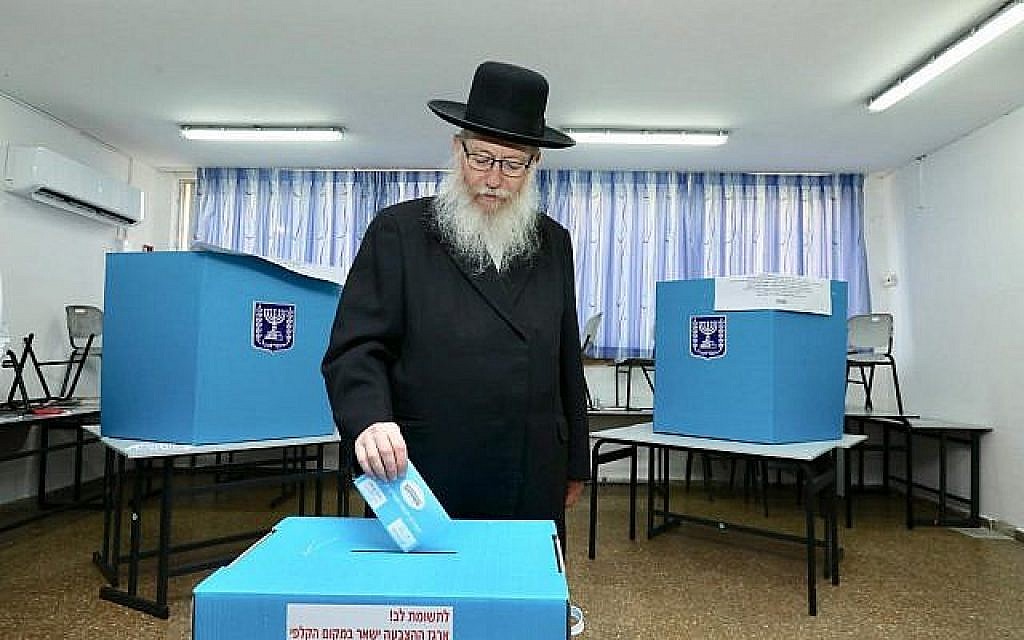 Le chef de Yahadout HaTorah Yaakov Litzman vote le 17 septembre 2019. (Cérdit : Yahadout HaTorah)