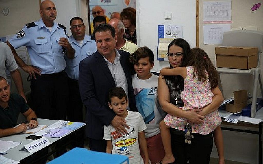 Le chef de la Liste arabe unie Ayman Odeh vote à Haifa le 17 septembre 2019. (Autorisation)
