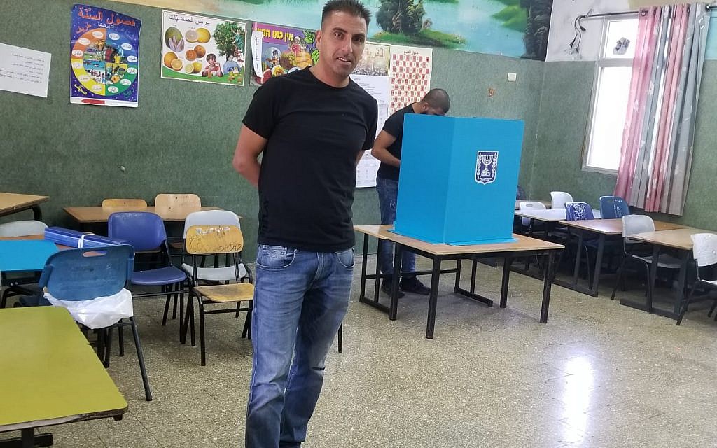 Des électeurs arabes israéliens dans un bureau de vote à Sakhnin, le 17 septembre 2019. (Adam Rasgon/Times of Israel) Des électeurs arabes israéliens dans un bureau de vote à Sakhnin, le 17 septembre 2019. (Adam Rasgon/Times of Israel)