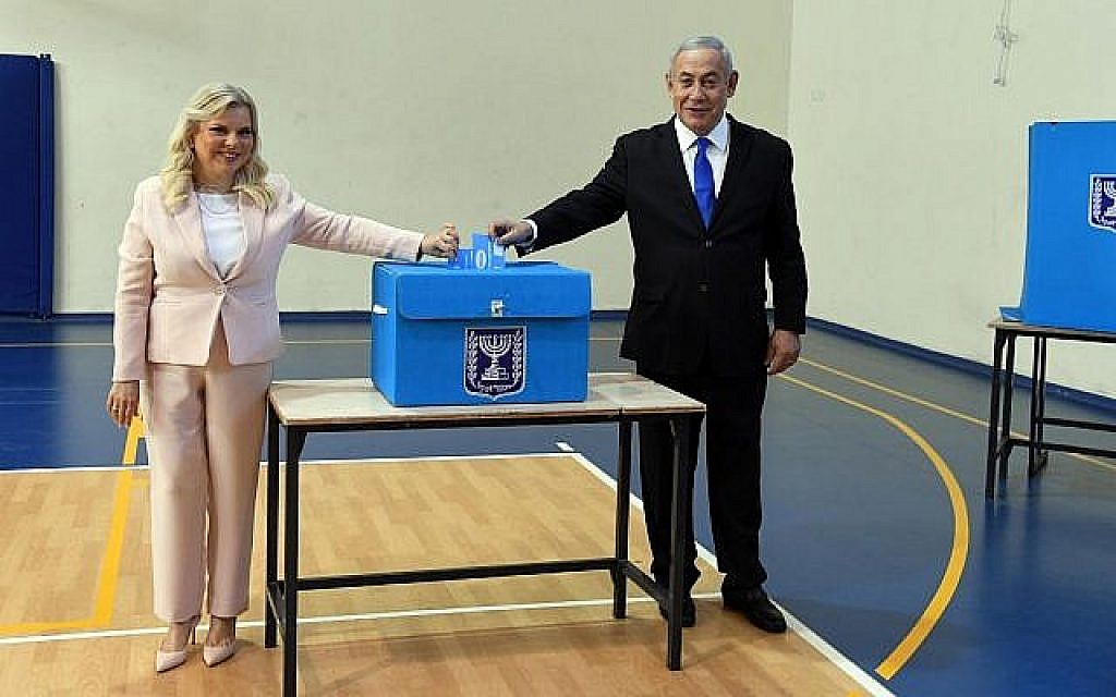 Le Premier ministre Benjamin Netanyahu et sa femme Sara votent à Jérusalem, le 17 septembre 2019. (Crédit : Haim Tzach/GPO)