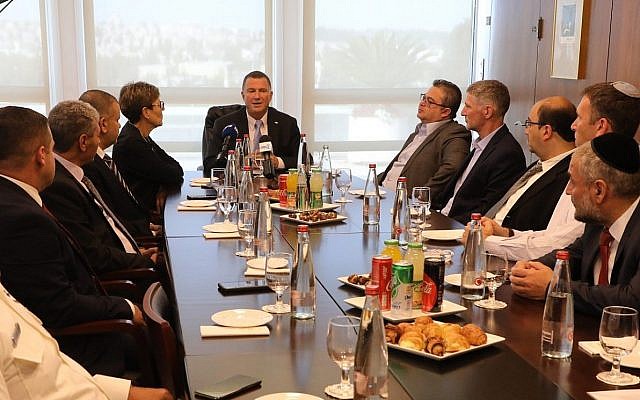 Le président de la Knesset Yuli Edelstein (au centre) reçoit les nouveaux députés de la 22e Knesset, le 25 septembre 2019. (Crédit : Yitzhak Harari/Knesset) Le président de la Knesset Yuli Edelstein (au centre) reçoit les nouveaux députés de la 22e Knesset, le 25 septembre 2019. (Crédit : Yitzhak Harari/Knesset)