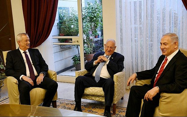 Le dirigeant de Kakhol lavan Benny Gantz (à gauche), le Président Reuven Rivlin (C) et le Premier ministre Benjamin Netanyahu (à droite) se rencontrent à la résidence du Président à Jérusalem, le 25 septembre 2019. (Amos Ben Gershom/GPO)