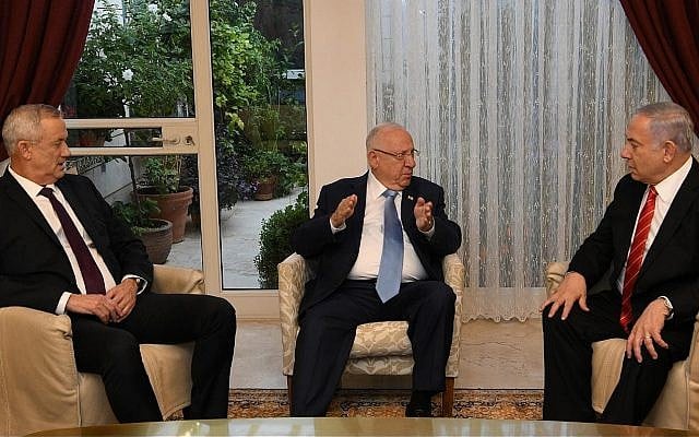 Le leader de Kakhol lavan Benny Gantz (à gauche), le président Reuven Rivlin (C) et le Premier ministre Benjamin Netanyahu (à droite) se rencontrent à la résidence du Président à Jérusalem, le 25 septembre 2019. (Amos Ben Gershom/GPO)