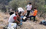 Des secouristes s'occupent d'un homme à la réserve naturelle d'Amud Stream après que son fils de 11 ans les a conduits sur les lieux. (Magen David Adom)