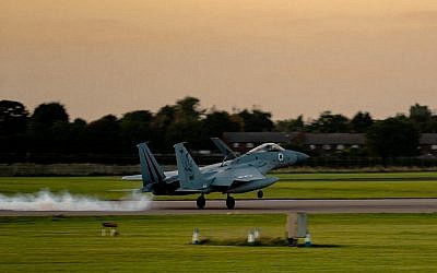Un avion-chasseur israélien au décollage dans le cadre de l'exercice Cobra Warrior avec la Royal Air Force au Royaume-Uni, au mois de septembre 2019 (Crédit : Armée israélienne)