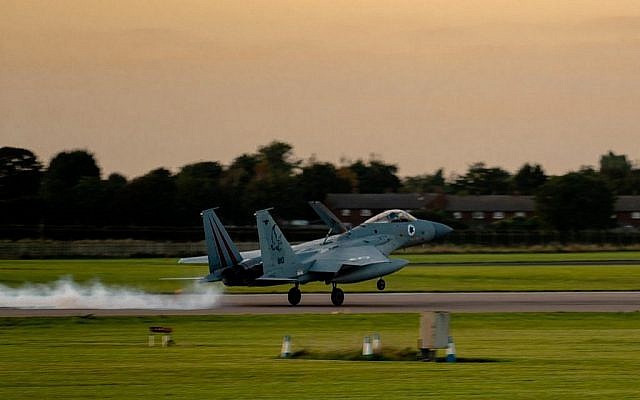 Un avion-chasseur israélien au décollage dans le cadre de l'exercice Cobra Warrior avec la Royal Air Force au Royaume-Uni, au mois de septembre 2019 (Crédit : Armée israélienne) Un avion-chasseur israélien au décollage dans le cadre de l'exercice Cobra Warrior avec la Royal Air Force au Royaume-Uni, au mois de septembre 2019 (Crédit : Armée israélienne)