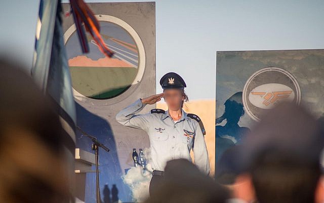 Le lieutenant-colonel "Gimel" prend le commandement de l'escadron Nachshon de l'armée de l'air israélienne le 24 septembre 2019, ce qui en fait la première femme à diriger un escadron aérien. (Armée israélienne) Le lieutenant-colonel "Gimel" prend le commandement de l'escadron Nachshon de l'armée de l'air israélienne le 24 septembre 2019, ce qui en fait la première femme à diriger un escadron aérien. (Armée israélienne)