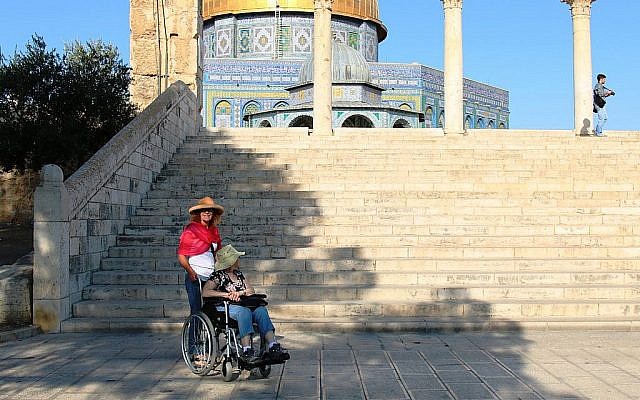 Le Dôme du rocher accessible aux personnes en situation de handicap via une rampe (Crédit : Shmuel Bar-Am)