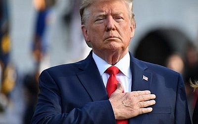 Le président américain Donald Trump observe une minute de silence à la Maison Blanche pour marquer le 18ème anniversaire des attaques du 11 septembre, le 11 septembre 2019 à Washington, DC. (Photo de Nicholas Kamm / AFP)