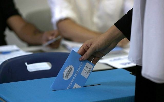 Un membre de la communauté druze israélienne vote lors des élections parlementaires en Israël, le 17 septembre 2019, à Daliyat al-Karmel dans le nord d'Israël (Jalaa Marey/AFP) Un membre de la communauté druze israélienne vote lors des élections parlementaires en Israël, le 17 septembre 2019, à Daliyat al-Karmel dans le nord d'Israël (Jalaa Marey/AFP)