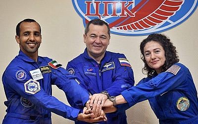 Des membres de l'équipe principale à destination de la Station spatiale internationale (ISS), l'astronaute des Emirates arabes unis Hazza Al Mansouri (gauche),le cosmonaute russe Oleg Skripochka et l'astronaute américaine Jessica Meir prennent la pose lors d'une conférence de presse au cosmodrome loué par la Russie à Baikonour au Kazakhstan le 24 septembre 2019. (Vyacheslav OSELEDKO / AFP)