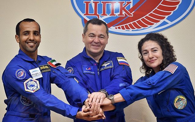 Des membres de l'équipe principale à destination de la Station spatiale internationale (ISS), l'astronaute des Emirates arabes unis Hazza Al Mansouri (gauche),le cosmonaute russe Oleg Skripochka et l'astronaute américaine Jessica Meir prennent la pose lors d'une conférence de presse au cosmodrome loué par la Russie à Baikonour au Kazakhstan le 24 septembre 2019. (Vyacheslav OSELEDKO / AFP) Des membres de l'équipe principale à destination de la Station spatiale internationale (ISS), l'astronaute des Emirates arabes unis Hazza Al Mansouri (gauche),le cosmonaute russe Oleg Skripochka et l'astronaute américaine Jessica Meir prennent la pose lors d'une conférence de presse au cosmodrome loué par la Russie à Baikonour au Kazakhstan le 24 septembre 2019. (Vyacheslav OSELEDKO / AFP)