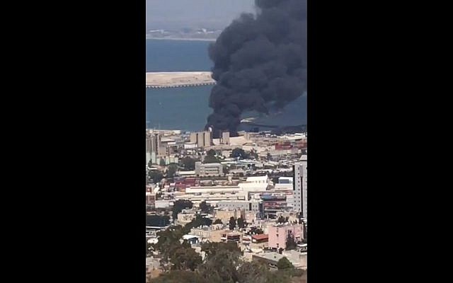 Un incendie dans une usine de Haïfa, le 5 septembre 2019. (Crédit : capture d'écran Twitter) Un incendie dans une usine de Haïfa, le 5 septembre 2019. (Crédit : capture d'écran Twitter)