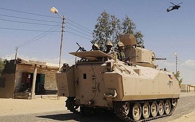 Des soldats égyptiens dans un véhicule blindé dans le nord du Sinaï, en mai 2013. (Crédit : AP)