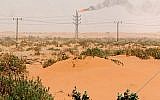 Une flamme de gaz à proximité de l'usine de traitement de pétrole Khurais dans une zone où des opérations sont élargies, à environ 95 kilomètres au sud est de Riyad, en Arabie saoudite, le 23 juin 2008. (Crédit : AP Photo/Hasan Jamali)