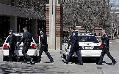 Des officiers de police d'Indianapolis, le 19 mars 2013. (Michael Conroy/AP)