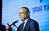 Shraga Brosh, le président de l'association des producteurs d'Israël, intervient à une conférence de business à Tel Aviv le 21 février 2019. (Flash90)