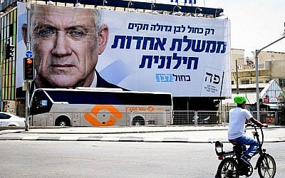 Une grande affiche électorale pour Kakhol lavan avec les mots "gouvernement d'unité laïc" et une photo de Benny Gantz, à Tel Aviv, le 9 septembre 2019. (Flash90)