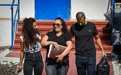 Simona Mori (centre) à sa sortie de la prison de Neve Tirza à Ramle, le 25 septembre 2019. (Avshalom Shoshoni/Flash90)