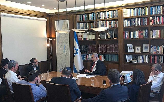 Le Premier ministre Benjamin Netanyahu rencontre les responsables de droite et des partis haredis dans son bureau à Jérusalem, le 18 septembre 2019. (Crédit : Likud) Le Premier ministre Benjamin Netanyahu rencontre les responsables de droite et des partis haredis dans son bureau à Jérusalem, le 18 septembre 2019. (Crédit : Likud)