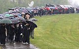 Des groupes de survivants anti-fascistes juifs, serbes, roms et croates font un pèlerinage sur le site de Jasenovac en 2019 pour s'assurer que ce qui s'est passé dans le camp de la mort ne sera jamais oublié. (Credit: Jasenovac: Auschwitz des Balkans)