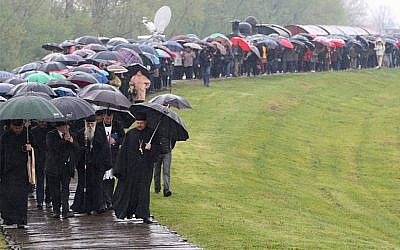Des groupes de survivants anti-fascistes juifs, serbes, roms et croates font un pèlerinage sur le site de Jasenovac en 2019 pour s'assurer que ce qui s'est passé dans le camp de la mort ne sera jamais oublié. (Credit: Jasenovac: Auschwitz des Balkans)
