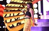 La vedette brésilienne Anitta chante "Medicina" au Latin American music Awards au Dolby Théâtre, le 25 octobre 2018, à Los Angeles. (Photo de Chris Pizzello / Invision / AP))