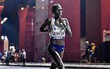 La coureuse israélienne Lonah Chemtai Salpeter participe au marathon des Championnats du monde d'athlétisme à Doha, au Qatar, le 28 septembre 2019. (Crédit : AP Photo/Martin Meissner)
