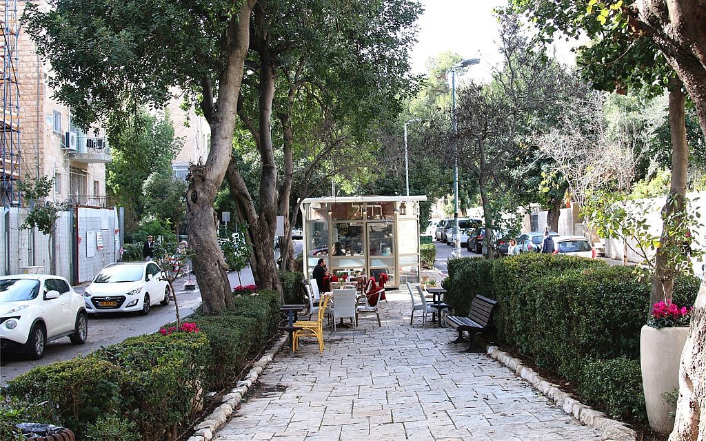 Visiteurs du boulevard Ben Maimon peuvent trouver des snacks et des sandwichs aux kiosques du boulevard. (Shmuel Bar-Am)
