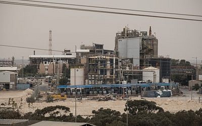Pollution vue depuis un village bédouin non identifié près de la zone industrielle de Ramat Hovav dans le sud d'Israël, le 28 décembre 2017. (Yaniv Nadav/FLASH90)