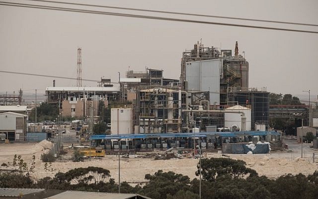 Pollution vue depuis un village bédouin non identifié près de la zone industrielle de Ramat Hovav dans le sud d'Israël, le 28 décembre 2017. (Yaniv Nadav/FLASH90)