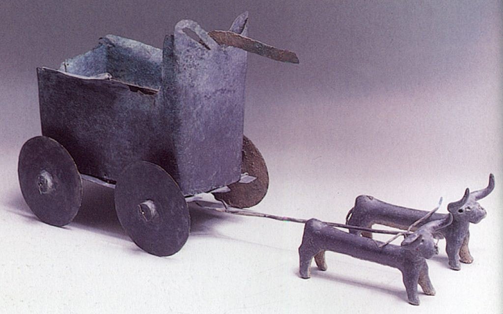 Un chariot antique tiré par des bœufs en bronze (Crédit : Autorisation du musée des terres de la Bible)